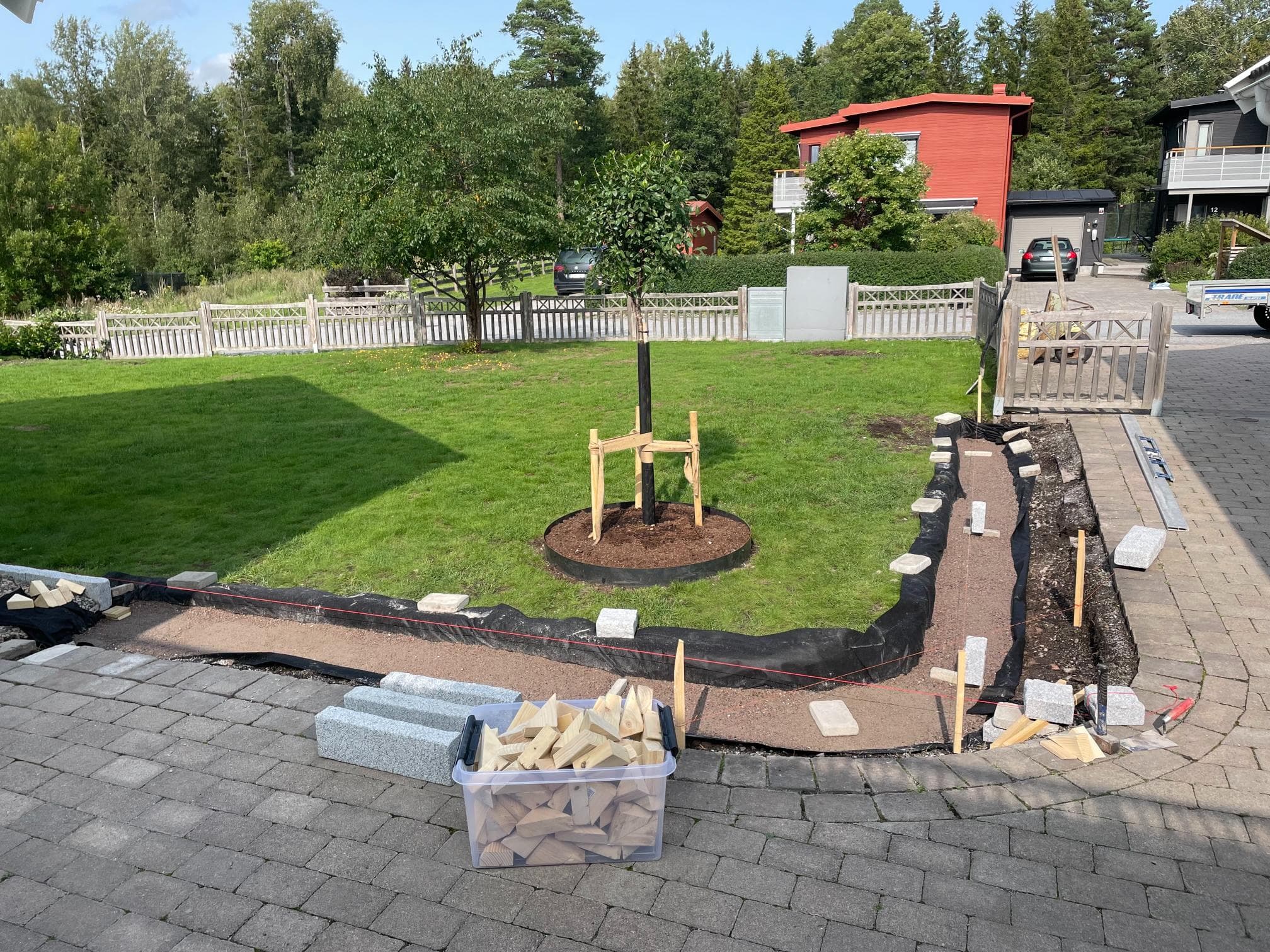 Före inomhusrenovering – sovrum med åldrad inredning