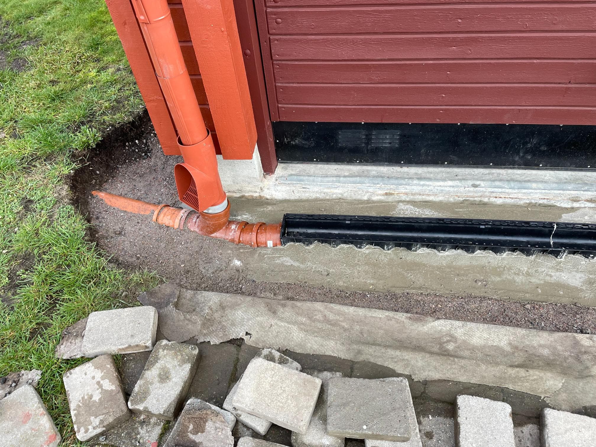 Före inomhusrenovering – väggparti med gamla lister