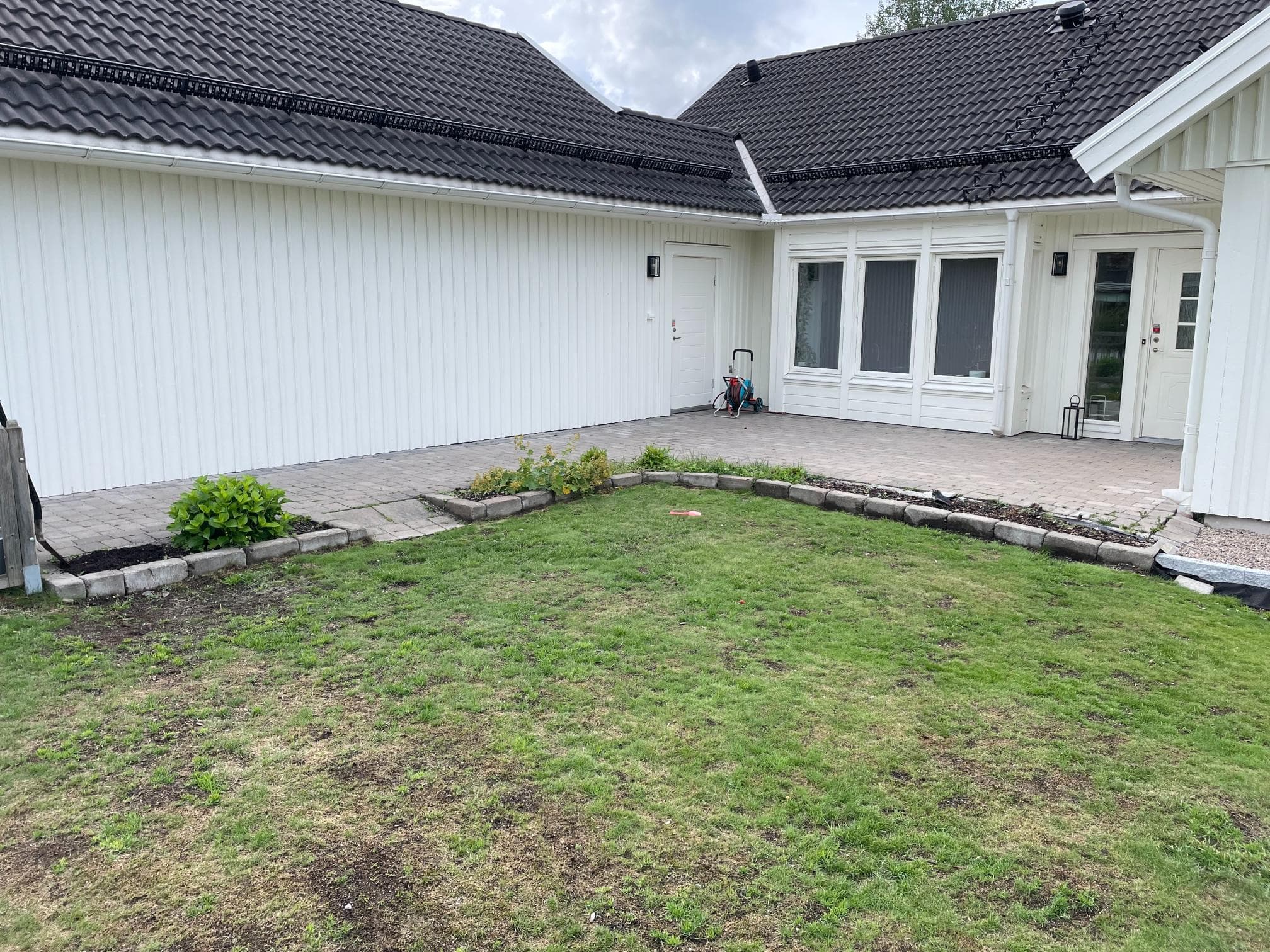 Före inomhusrenovering – trappa inomhus i slitet skick