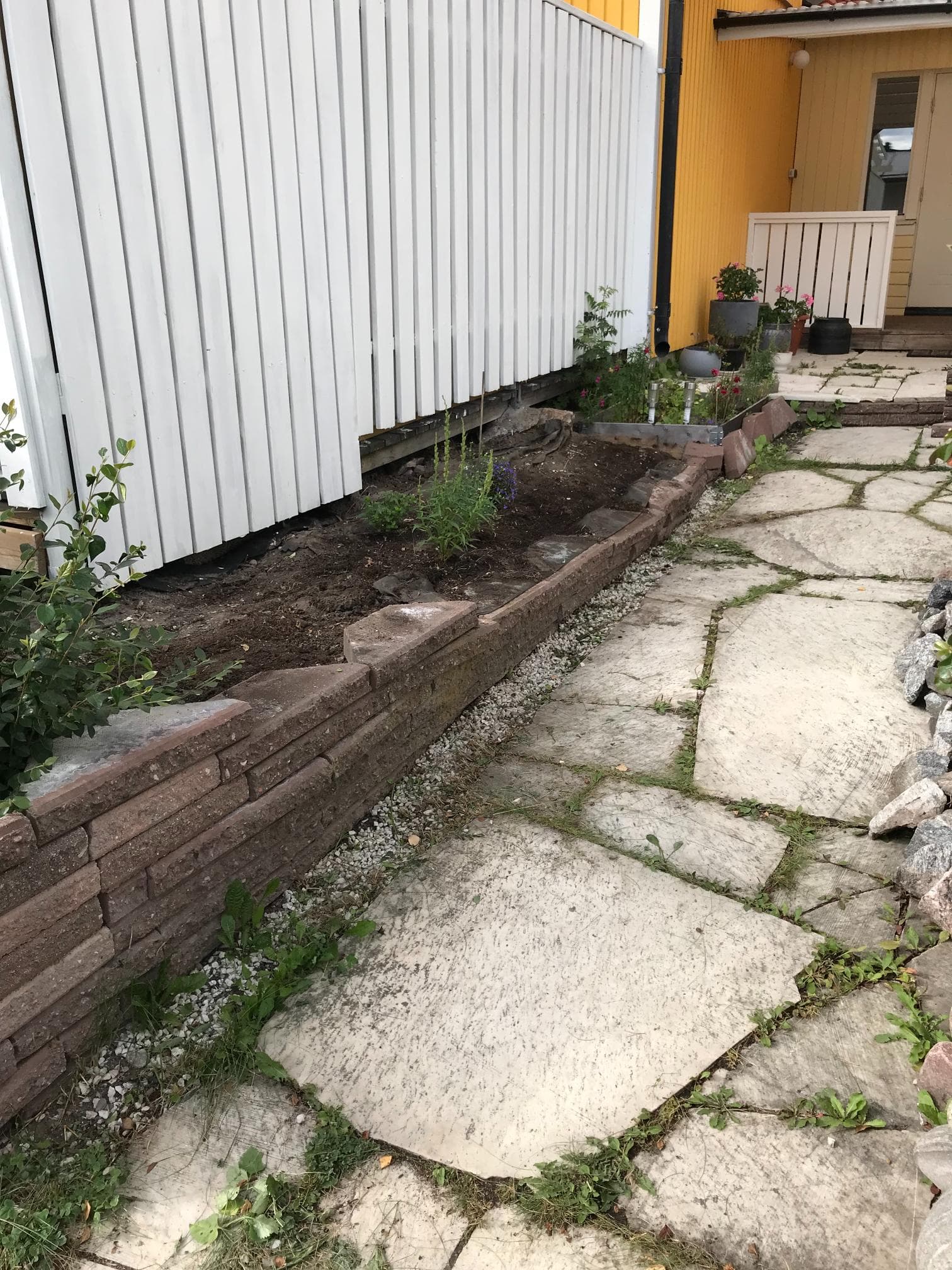 Före inomhusrenovering – slitna väggar och golv