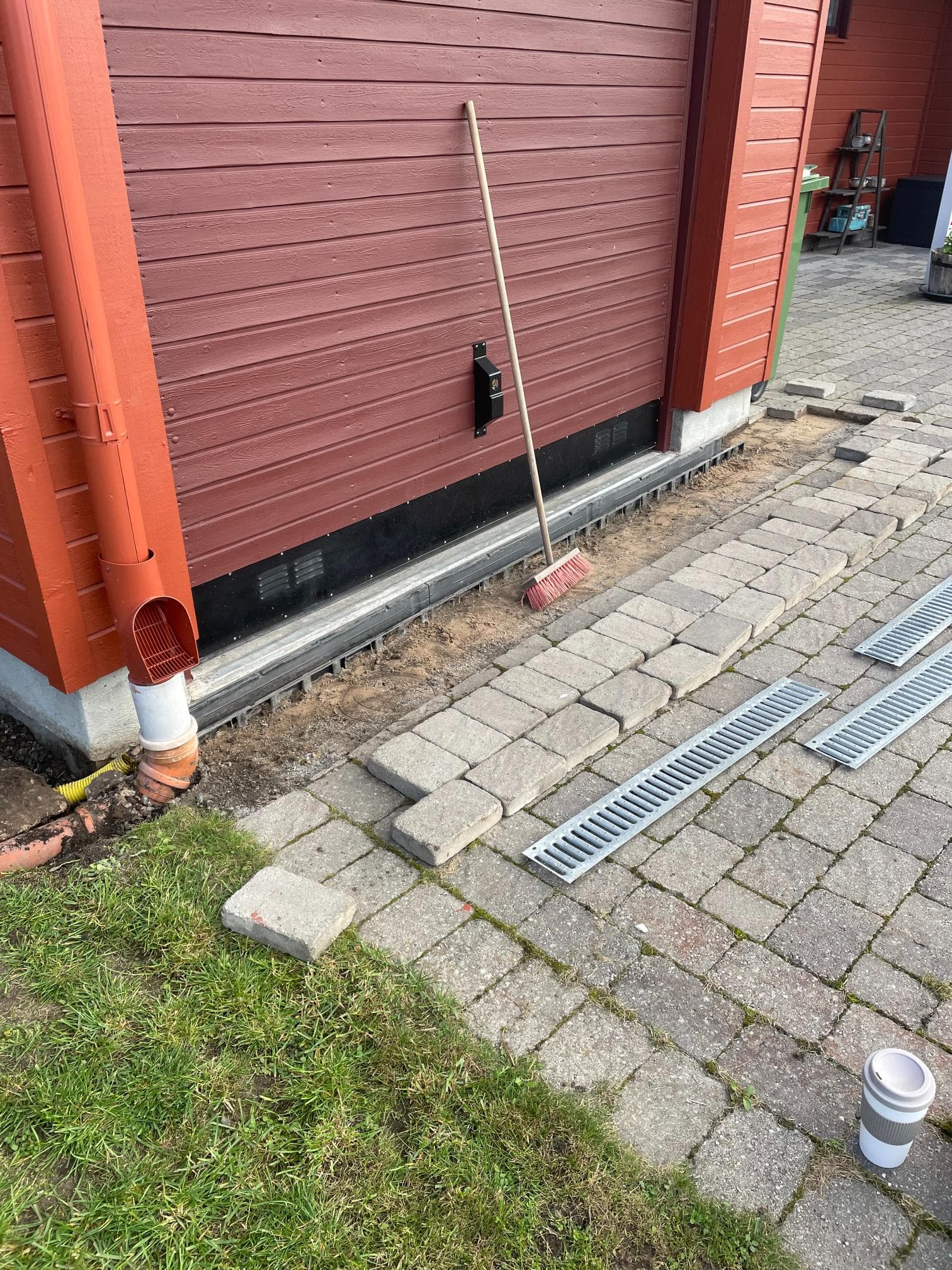Före inomhusrenovering – garderob och förvaring att renovera