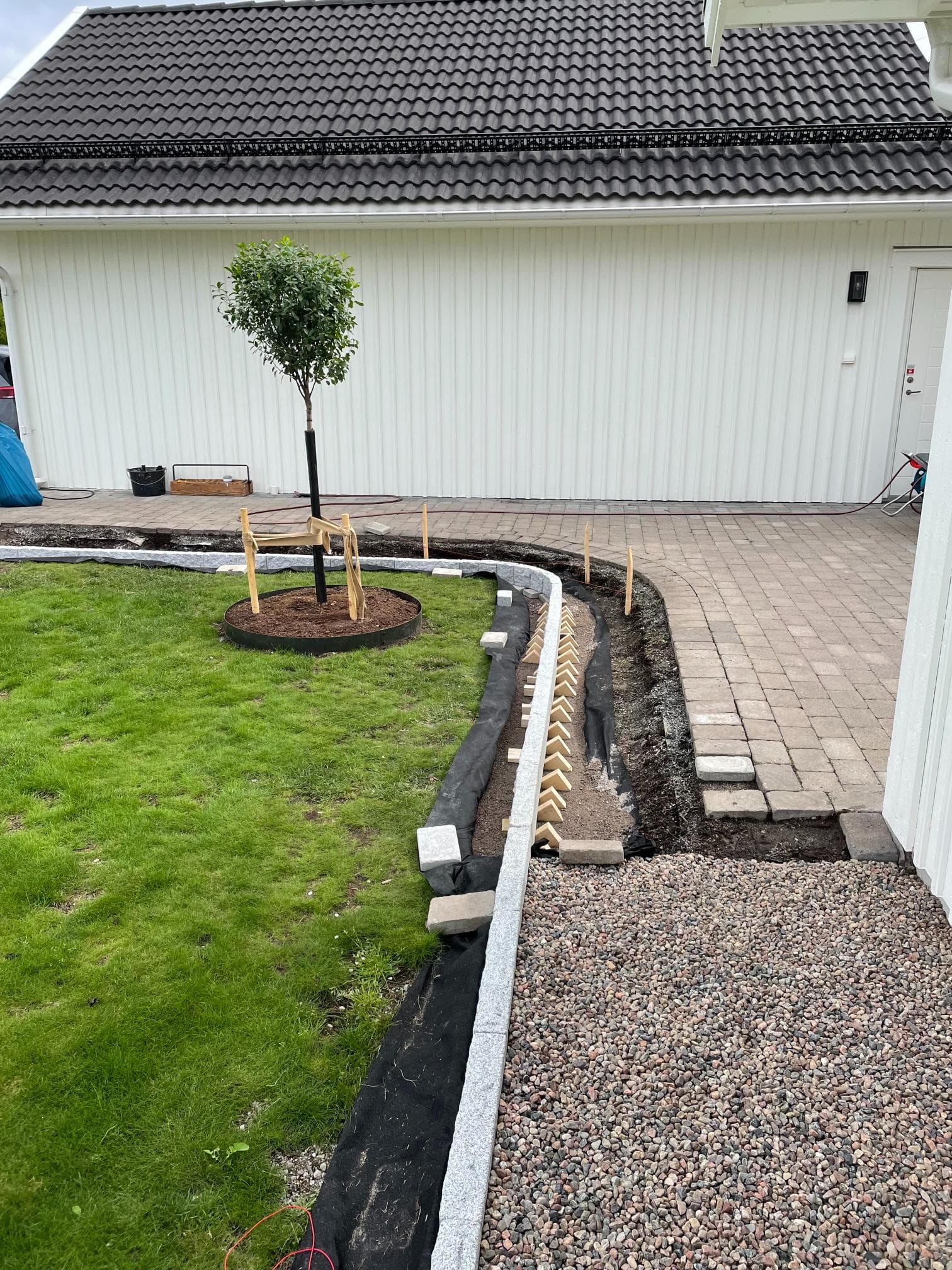 Före inomhusrenovering – badrum med gammalt kakel