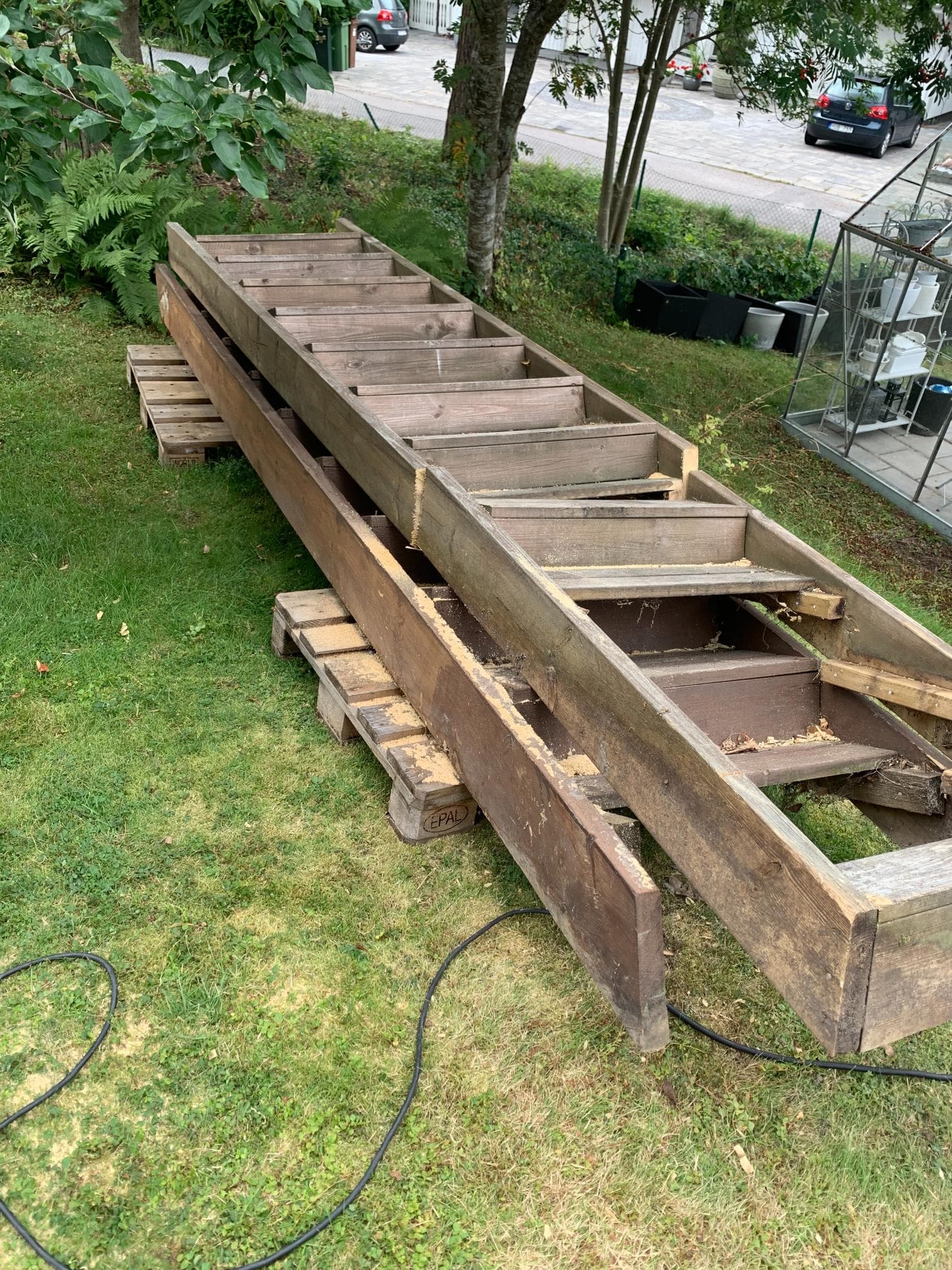 Före helrenovering – sockelparti med synligt slitage