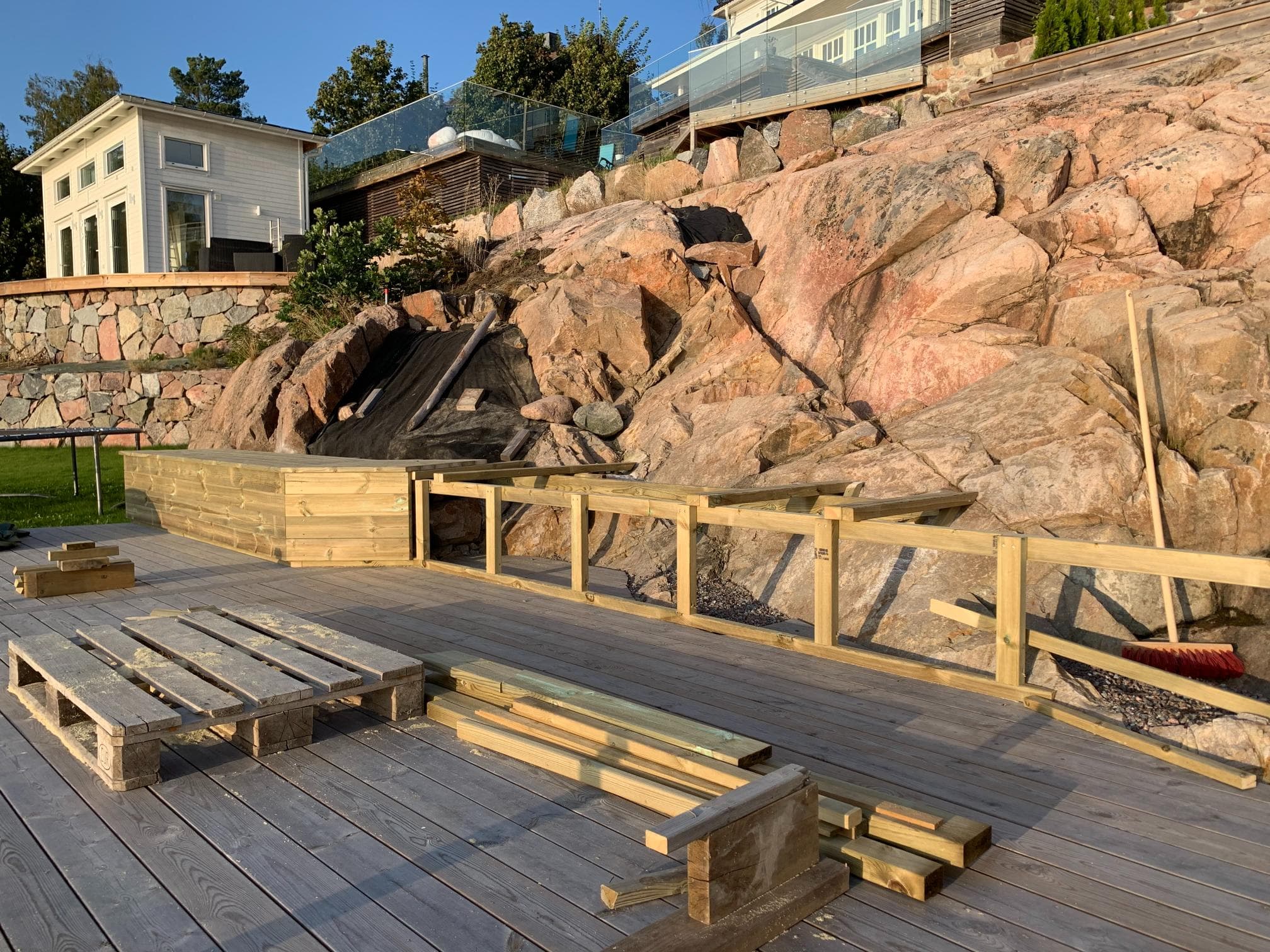 Före helrenovering – sida av huset med gammal panel