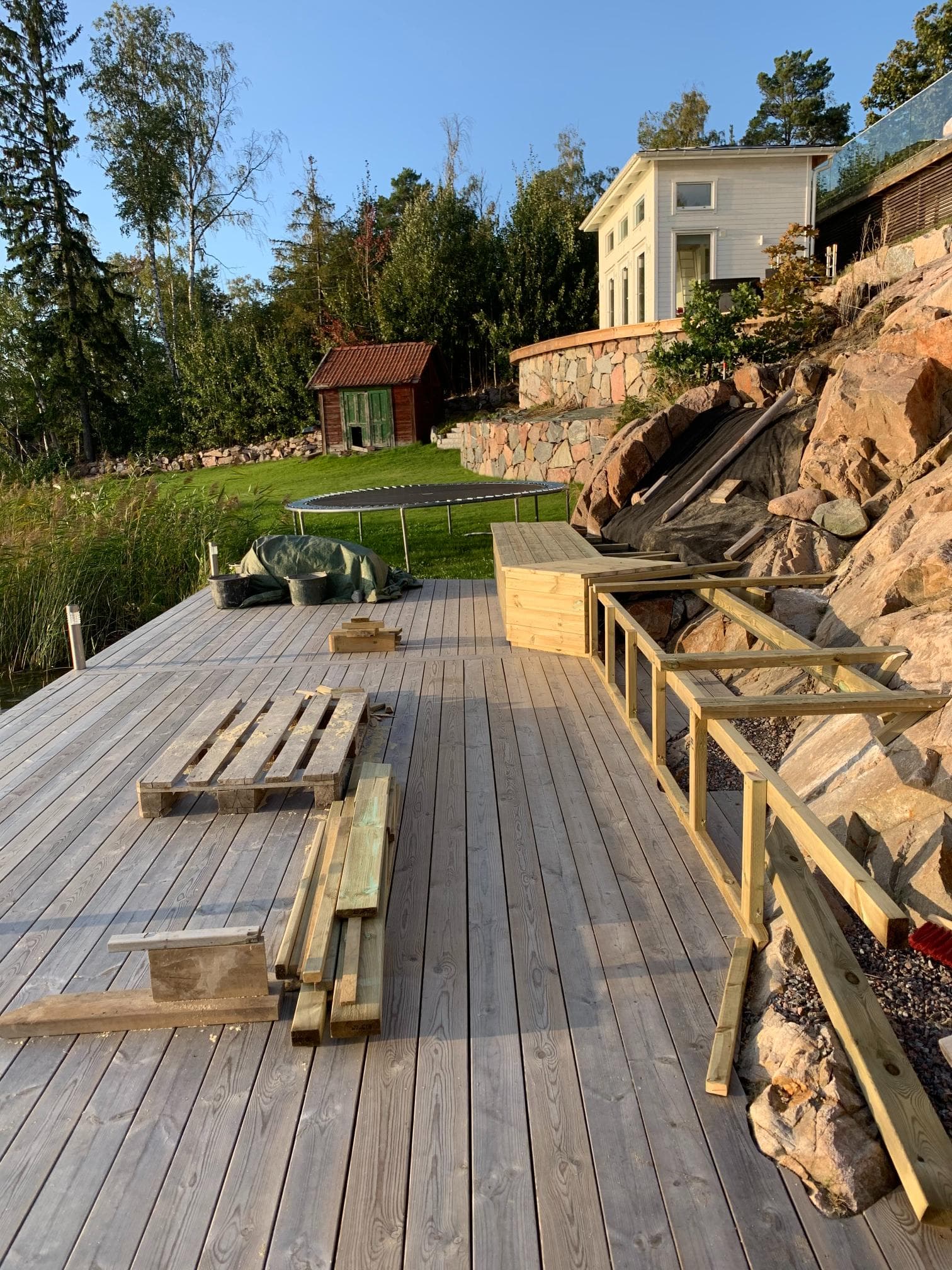 Före helrenovering – fönster med åldrade karmar