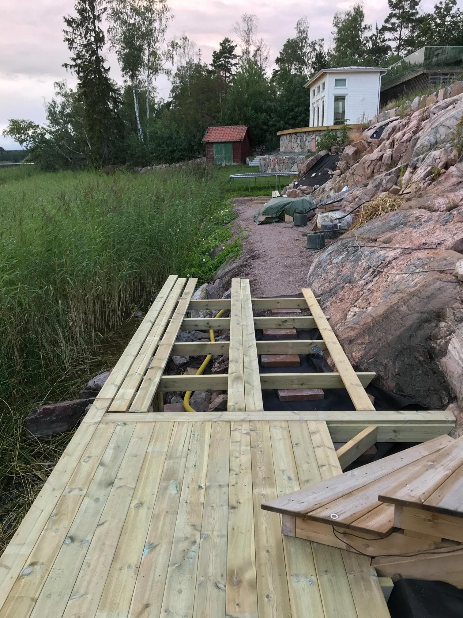 Före helrenovering – flagande färg och sliten träpanel