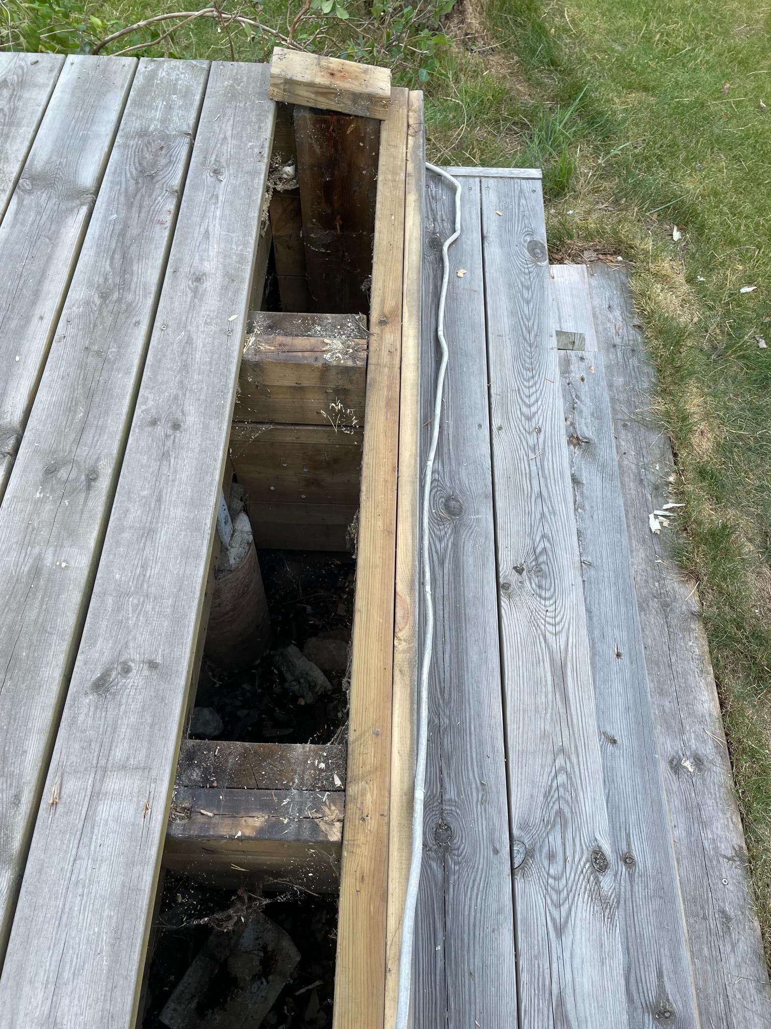 Före helrenovering – rum med åldrad inredning