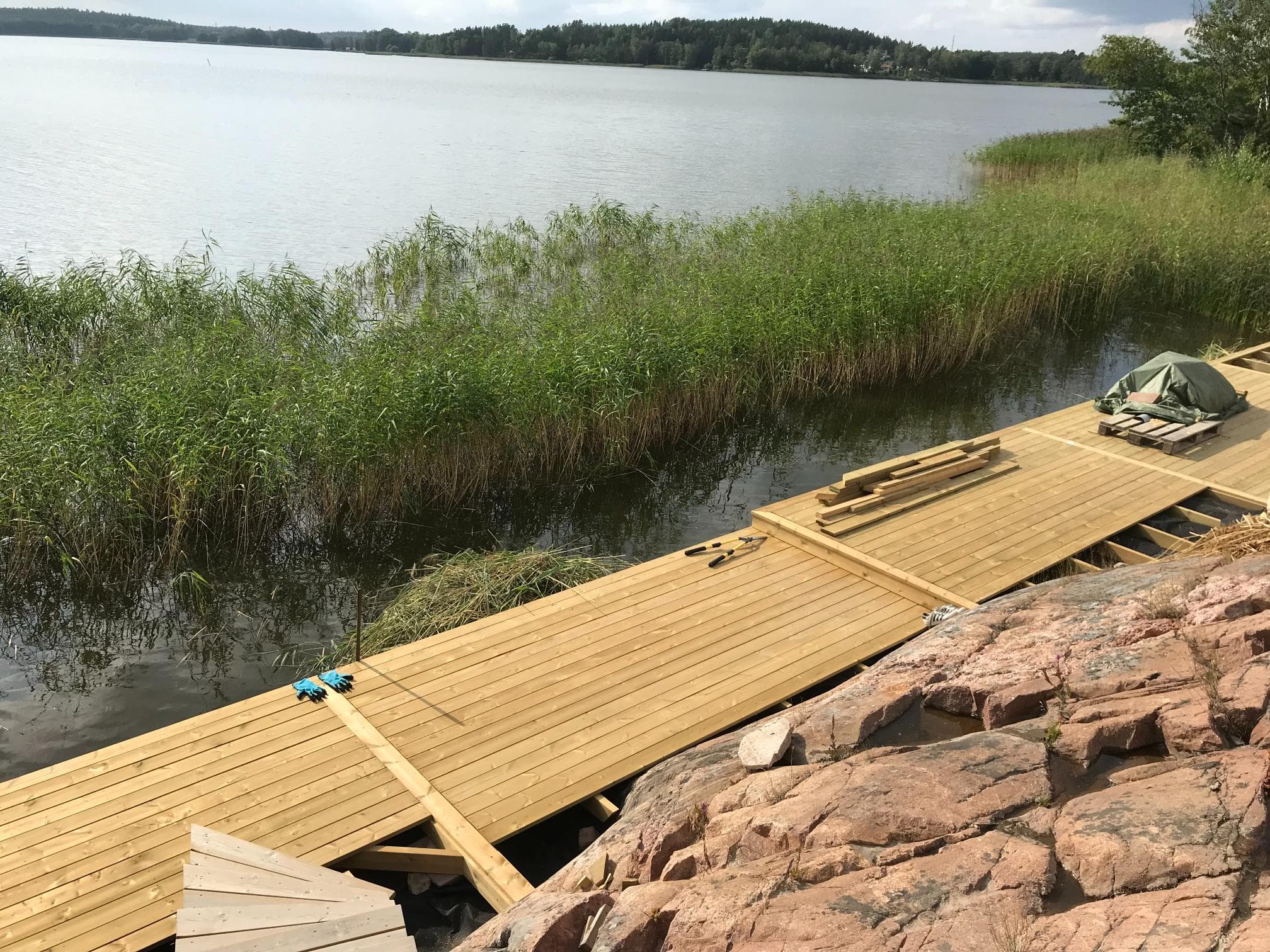 Före helrenovering – entré och dörr i nedgånget skick