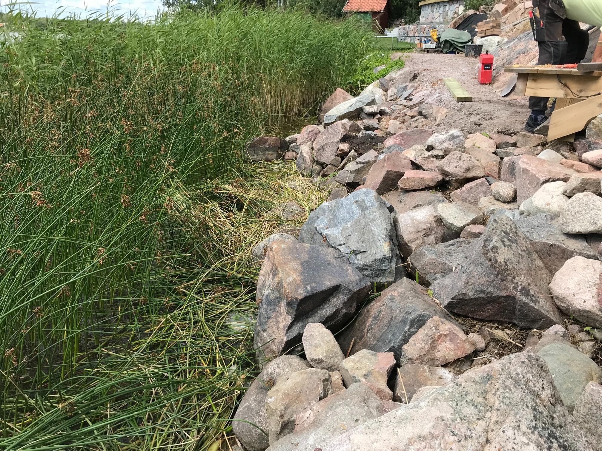 Före helrenovering – balkong i behov av underhåll