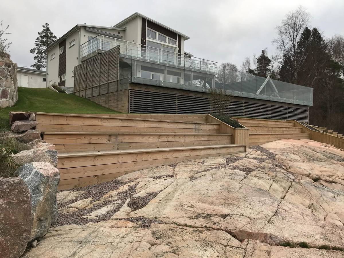Efter helrenovering – nymålade fönsterkarmar