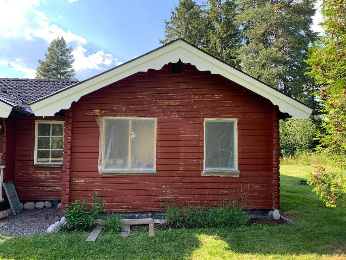 Före fasadrenovering – sliten träpanel på husvägg