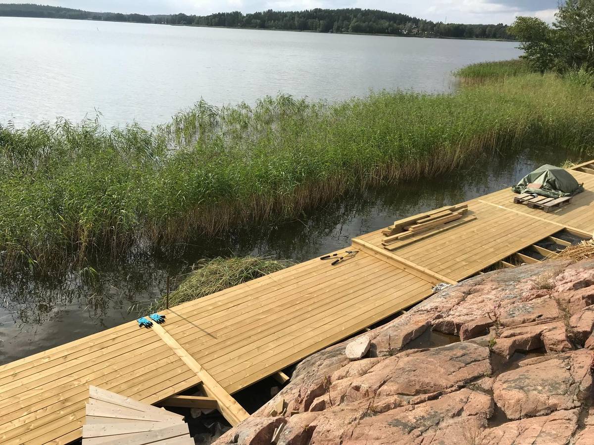 Före helrenovering – entré och dörr i nedgånget skick